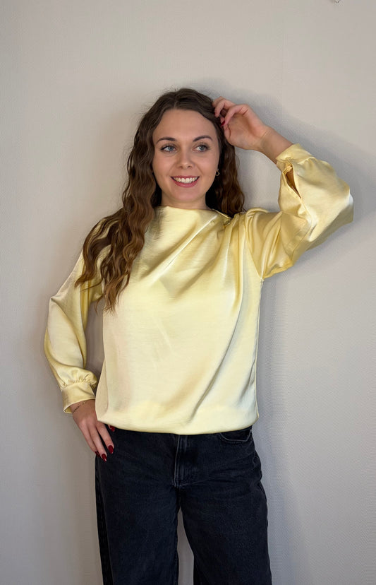 Blouse jaune en satin avec bijou