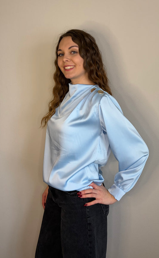 Blouse bleu en satin avec bijou