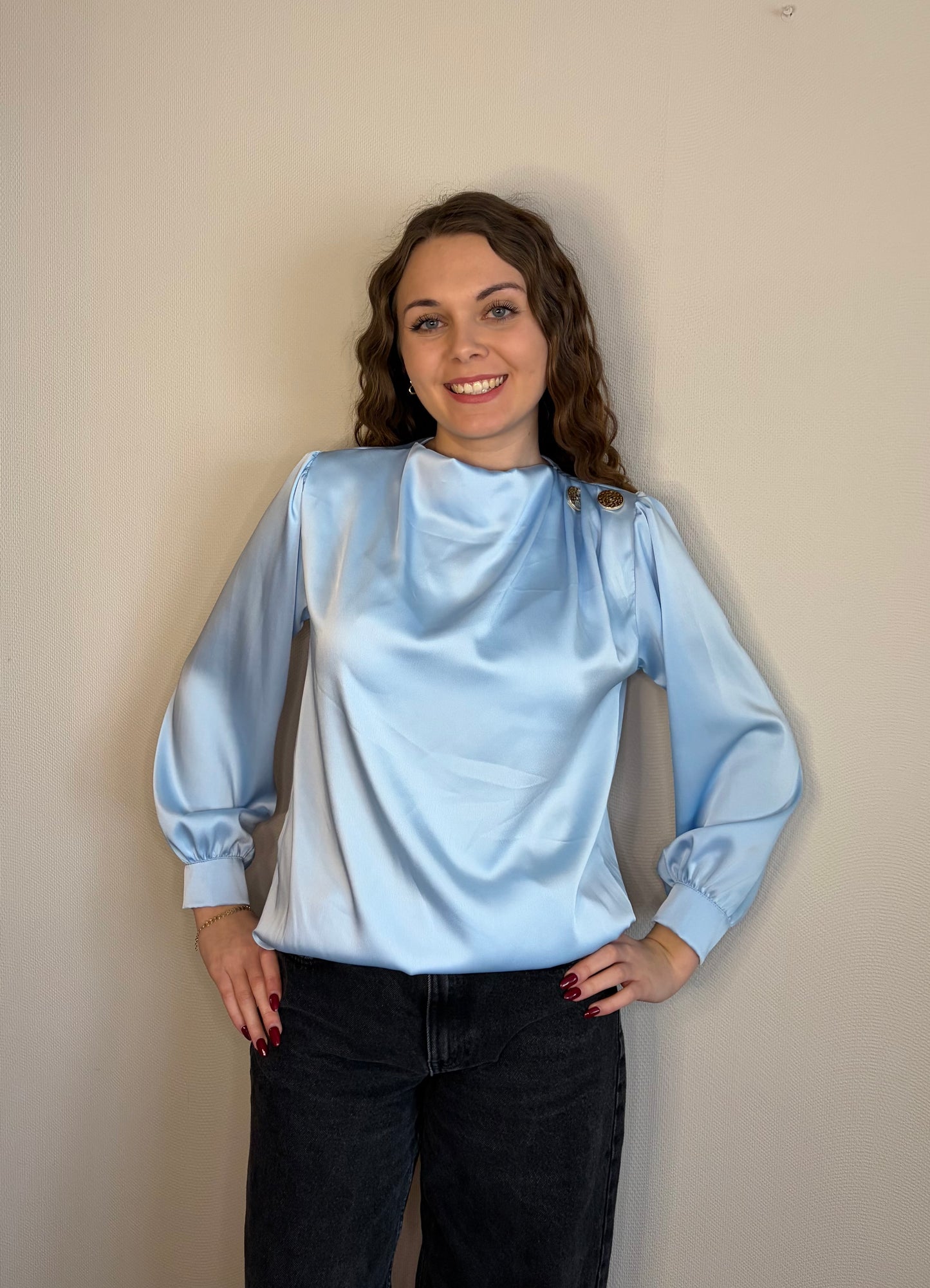 Blouse bleu en satin avec bijou