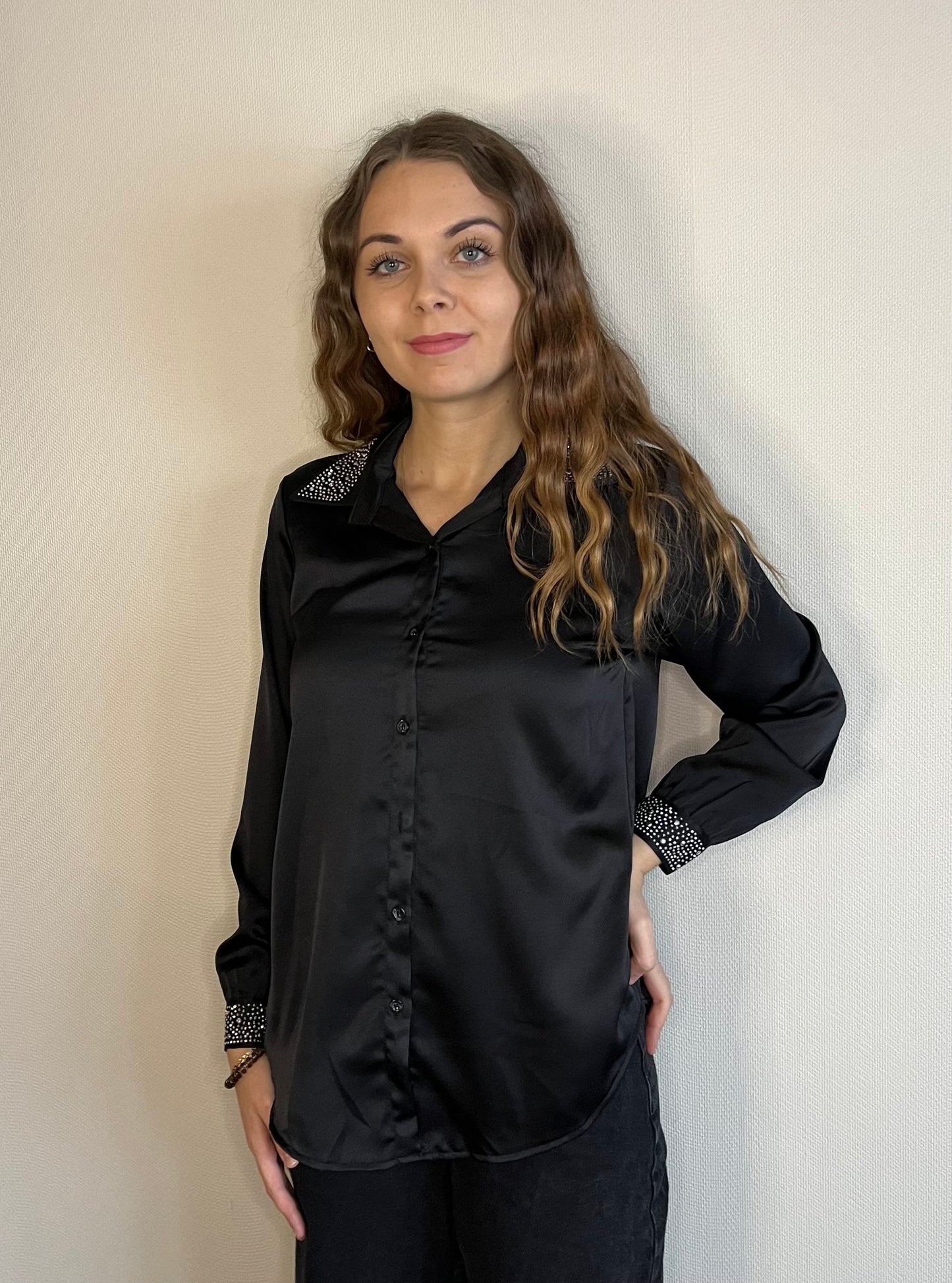 Chemise en satin a strass