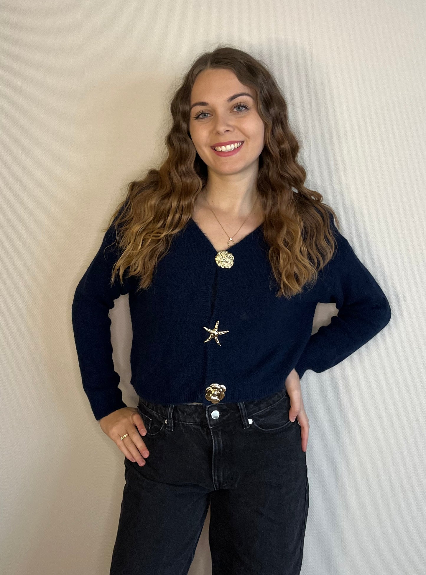 Gilet bleu marine en alpaga a broches dorées