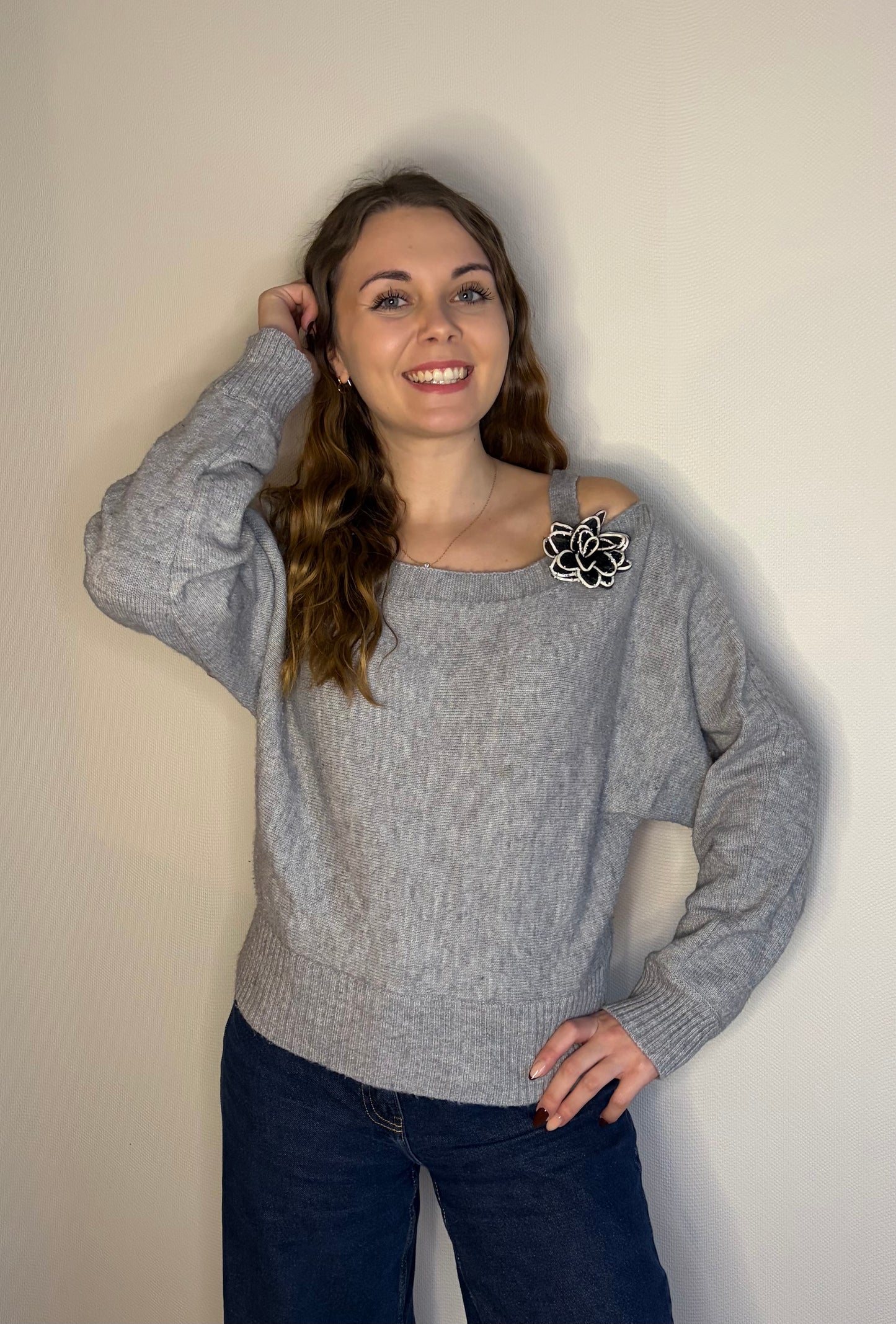Pull à fleur gris