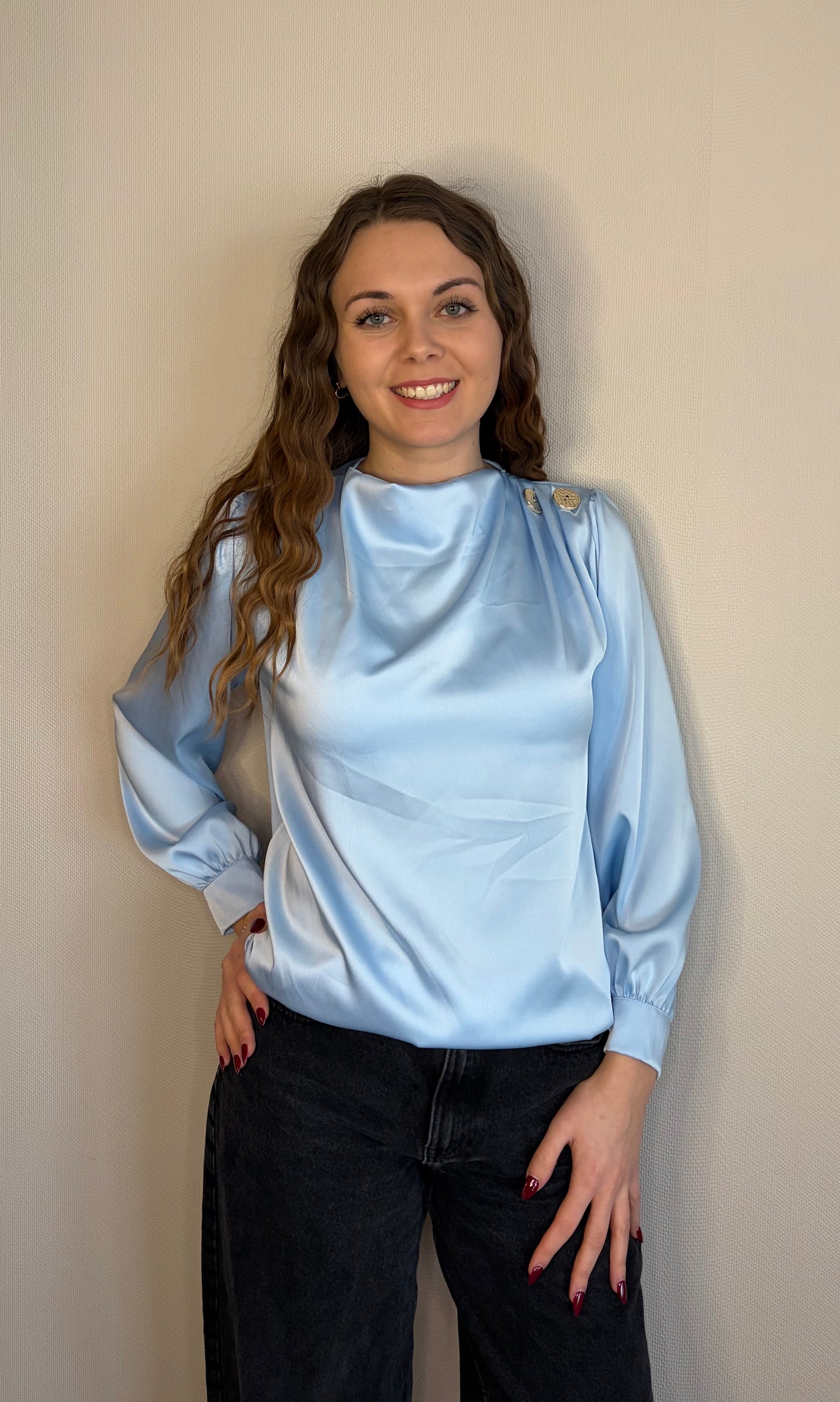 Blouse bleu en satin avec bijou
