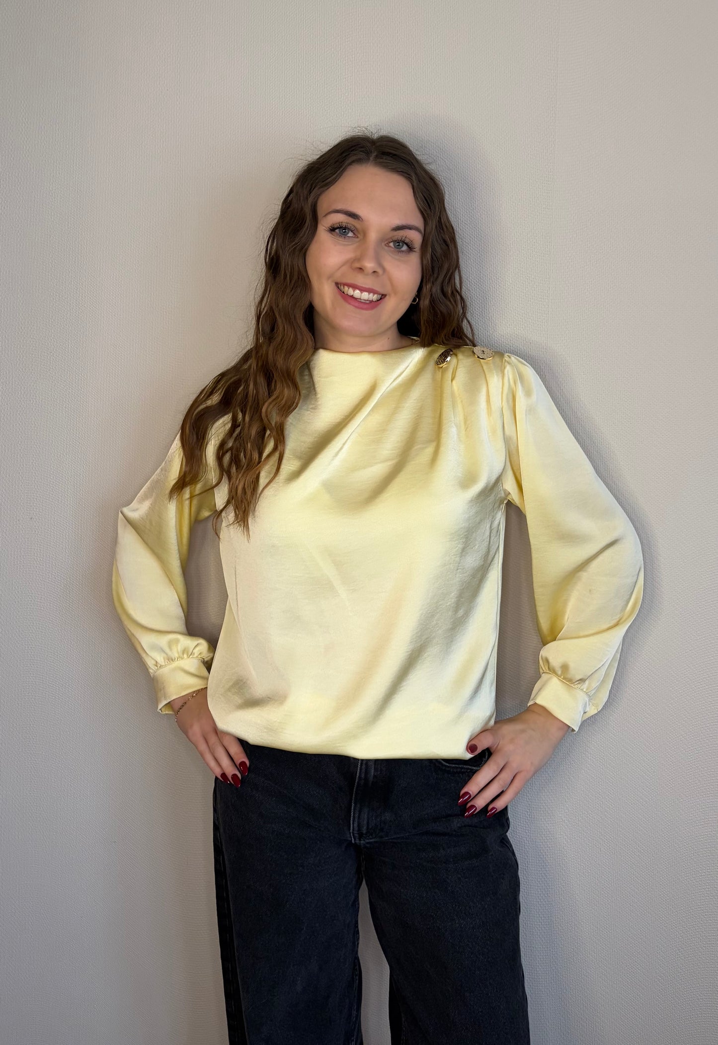 Blouse jaune en satin avec bijou
