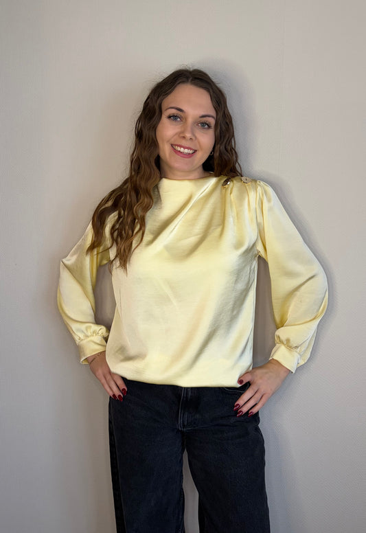Blouse jaune en satin avec bijou