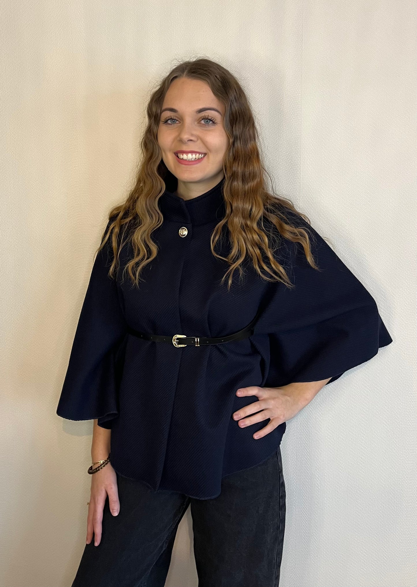 Cape bleu marine avec ceinture